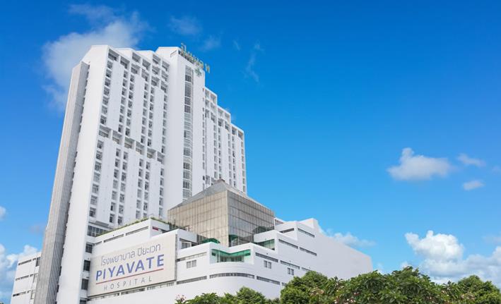 泰国碧雅威国际医院（Piyavate International Hospital）位于曼谷拉玛九路，坐落在泰国重要的交通枢纽地区，是泰国曼谷优秀公共医疗服务机构之一。从1993年起为来自美国、日本、阿联酋、中国等世界各地的患者提供全方位的医疗服务。泰国碧雅威医院的服务包括提供医护人员培训，开发现代医疗技术以及配套药物，同时继续以有竞争力的价格服务于患者，推动泰国医疗旅游业务的发展。在2008年荣获国际标准化组织ISO9001:2008标准的认证。  泰国碧雅威医院是一所综合性医院，其中碧雅威医院试管婴儿（IVF）中心，拥有泰国皇家赞誉的一级医生团队，采用最先进前沿的医学技术，拥有先进的第三代试管婴儿技术（PGD）实验室设备。多年来为各类疑难杂症导致的不孕不育夫妇提供了完善的试管婴儿解决方案，帮助他们孕育了健康的宝宝。    泰国碧雅威医院提供齐全的妇科检查服务，从一般疾病、子宫颈癌，到注射预防子宫颈癌的预防针作为最初的预防措施，同时提供产前检查服务，检查怀孕风险、胚胎异常，还有著名试管婴儿专家为您解决不易受孕难题。  医院位置  碧雅威医院（Piyavate Hospital）位于曼谷中心地带，往来于市区各处及国际机场都很方便。  距拉玛九路高速通道出口不到一公里；  距通洛路十分钟路程；  离Emporium商场与Emquartier购物中心15分钟路程；  距离中心商业区20分钟（通过高速公路//高速通道）。  门诊设施  100间诊室；  提供一站式便利服务，每个门诊楼均设有收银台与药房；  24小时急救护理，包括进行紧急心导管检查；  门诊外科中心//外科门诊中心；  门诊容量：可接纳每日800病患门诊；  技术支持如无线网络；液晶指示屏与电视；能更快提供更可靠结果的自动化实验室；网上挂号、网上病历与诊断影像，使医生能通过诊室内电脑即时访问患者信息。  住院容量  150张住院床位；  医疗/外科/ 妇科/儿科；  10间成人重症监护室；  10间心脏监护室；  4间婴/幼儿重症监护室；  10间幼儿护理房；  标准间，豪华间，铂金间，行政套房和总统套房；  免费Wi-F；提供精选免费电视频道节目以及医院信息与服务资讯。  技术和设备  我们备有最先进的CT扫描仪，核磁共振成像影像中心，内镜及关节镜等技术设备，以确保为患者提供更快速的诊断及更有效的治疗。  综合医疗实验室与健康水疗中心，提供帮助来访客人优化健康管理的服务。实验室为医疗卫生从业者提供齐备的专业知识及工具，同时提供诸如水疗、健身等先进的保健设施。  提供公寓，患者及家属均可留宿；  同时还拥有泰国及国际美食餐厅；  Au Bon Pain咖啡厅与D’ORO咖啡店；  便利店。  特殊国际服务  拥有50余位口译员，提供使馆援助，VIP贵宾机场接送服务，设有电子邮件联络中心，国际保险协调及国际医疗协调员，签证延期柜台，穆斯林祈祷室。  泰国碧雅威医院资质认证  泰国碧雅威国际医院资质认证
